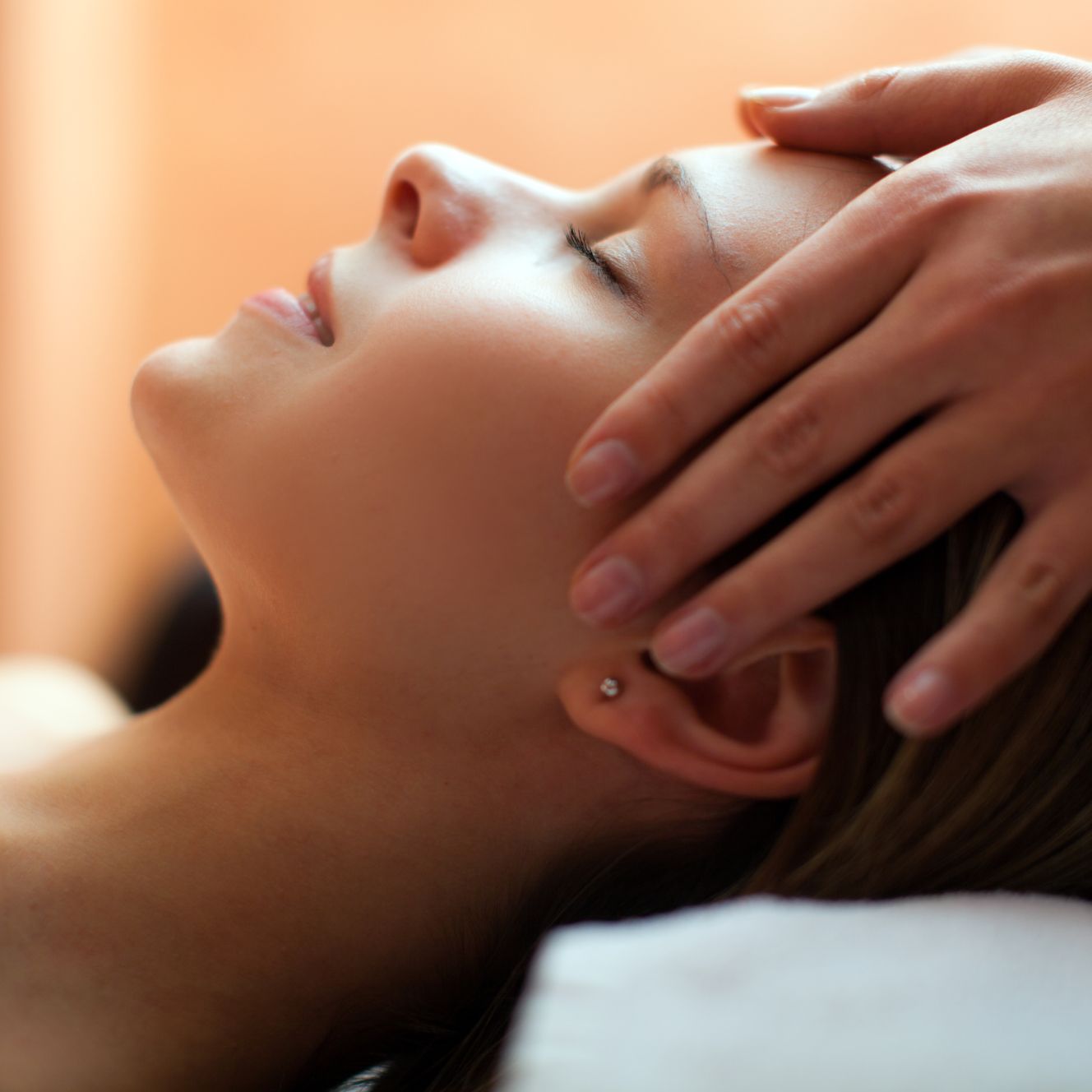 Le massage Tuina AnMo : un Art traditionnel à découvrir! Le terme Tuina (ou Tui Na, 推拿 en chinois) signifie littéralement "pousser" (Tui) et "saisir" (Na). Il fait référence aux principales techniques utilisées dans ce type de massage thérapeutique, qui inclut des mouvements de pression, de pétrissage, de friction, et de mobilisation. Le Tuina est une discipline clé de la médecine traditionnelle chinoise (MTC). Il vise à stimuler les points d'acupuncture et les méridiens pour rétablir l'équilibre de l'énergie vitale, appelée Qi, dans le corps. Ce massage soutenu, est à la fois relaxant et thérapeutique, souvent utilisé pour traiter des douleurs, des tensions musculaires, des troubles circulatoires, ou des déséquilibres énergétiques. Idéal pour apaiser les douleurs, réduire le stress, et stimuler la vitalité, le Tuina Anmo s'adapte aux besoins de chaque personne grâce à une approche personnalisée. Des gestes précis et profonds en font une méthode efficace pour le bien-être et la santé. En résumé, Tuina signifie non seulement un type de manipulation physique, mais symbolise aussi un moyen d'harmoniser le corps et l'esprit à travers le toucher. Cette technique profonde est également proposée avec le Massage crânien Le massage crânien, également connu sous le nom de "massage Tui Na du cuir chevelu", est une technique douce et apaisante qui consiste à stimuler des points spécifiques situés sur la tête en lien avec les différents méridiens enveloppants le crâne (Vessie, Triple réchauffeur, Vésicule biliaire, Vaisseaux gouverneur..) mais aussi, le visage et la nuque à travers des pressions, des frictions et des mouvements circulaires. Ce massage agit en profondeur pour libérer les tensions, améliorer la circulation sanguine et énergétique, et apaiser l'esprit. Il est particulièrement recommandé pour réduire le stress, soulager les migraines, favoriser la concentration et améliorer la qualité du sommeil. Un moment divin à tester.