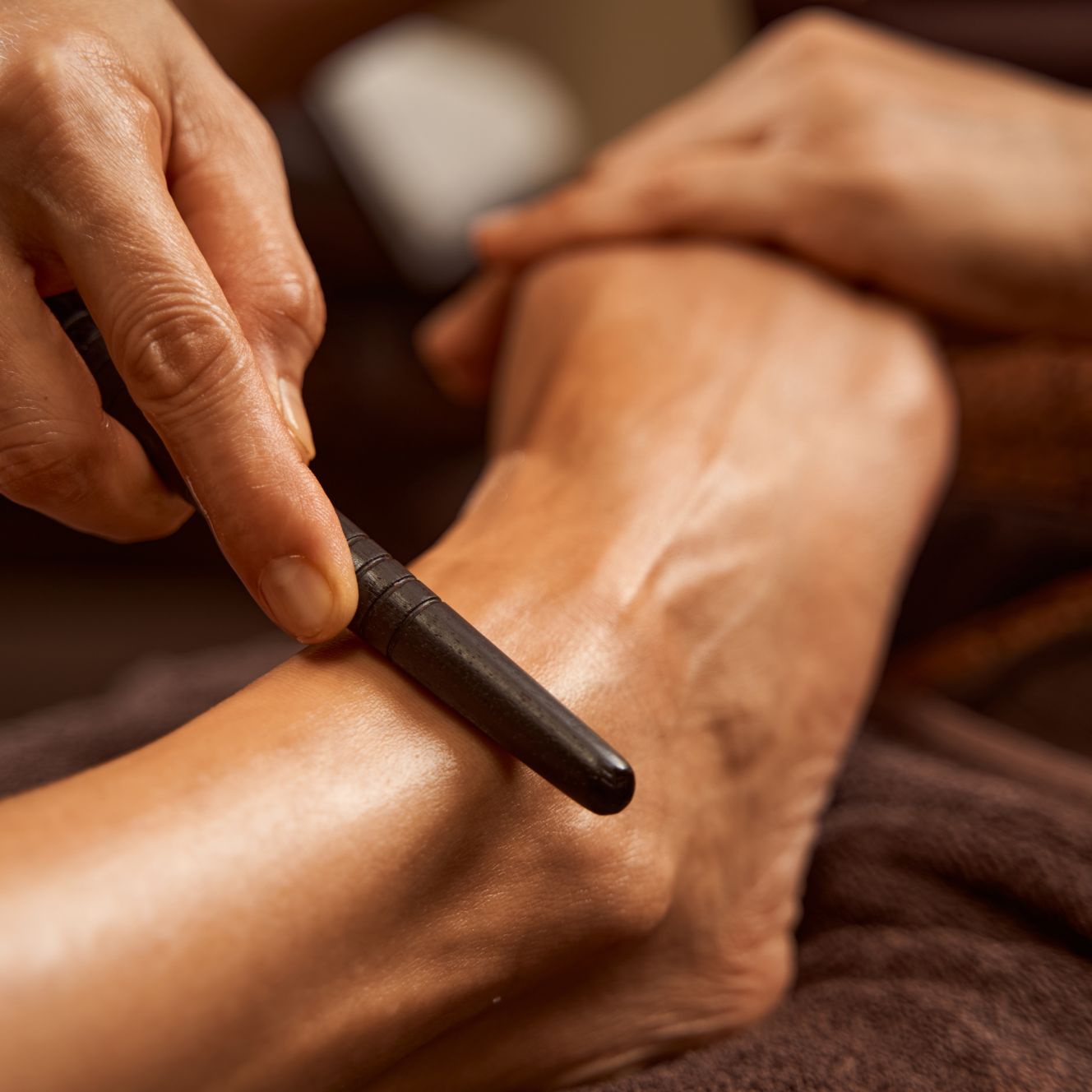 La réflexologie plantaire : comment se reconnecter à votre corps, un pas à la fois! La réflexologie plantaire est une technique de soin naturelle qui repose sur le massage en profondeur et la stimulation de zones spécifiques des pieds. Ces zones, appelées "points réflexes", correspondent à différentes parties du corps. (Organes, entrailles, muscles, tendons, glandes..) En les stimulant, cette méthode aide à soulager les tensions, à stimuler la circulation et à rééquilibrer les fonctions corporelles. Elle est idéale pour réduire le stress, améliorer le sommeil, renforcer l'énergie et accompagner le bien-être général. Bien que soutenue, l'approche est relaxante, la réflexologie plantaire offre un moment de détente profonde tout en prenant soin de votre santé. Cette technique peut être complétée par la réflexologie palmaire en fin de séance.